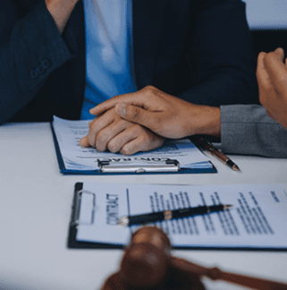 Ilustração representando Direito do Trabalho com símbolos de balança judicial e documentos trabalhistas